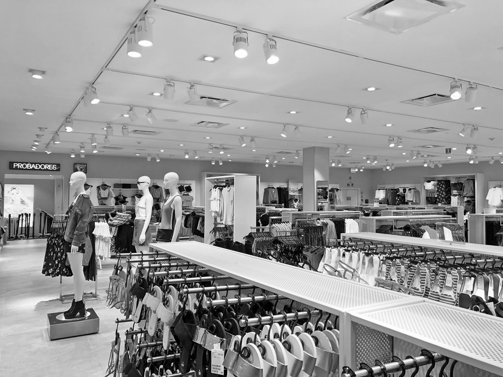 Interior terminado de una tienda de cadena comercial