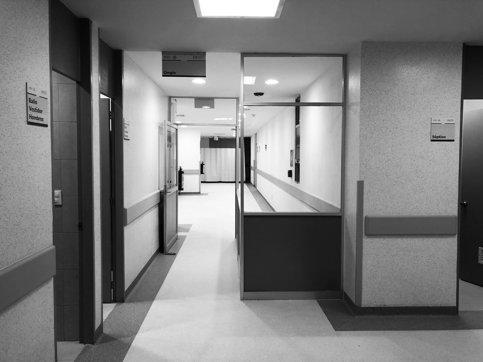 Pasillo interior de una unidad de salud terminada
